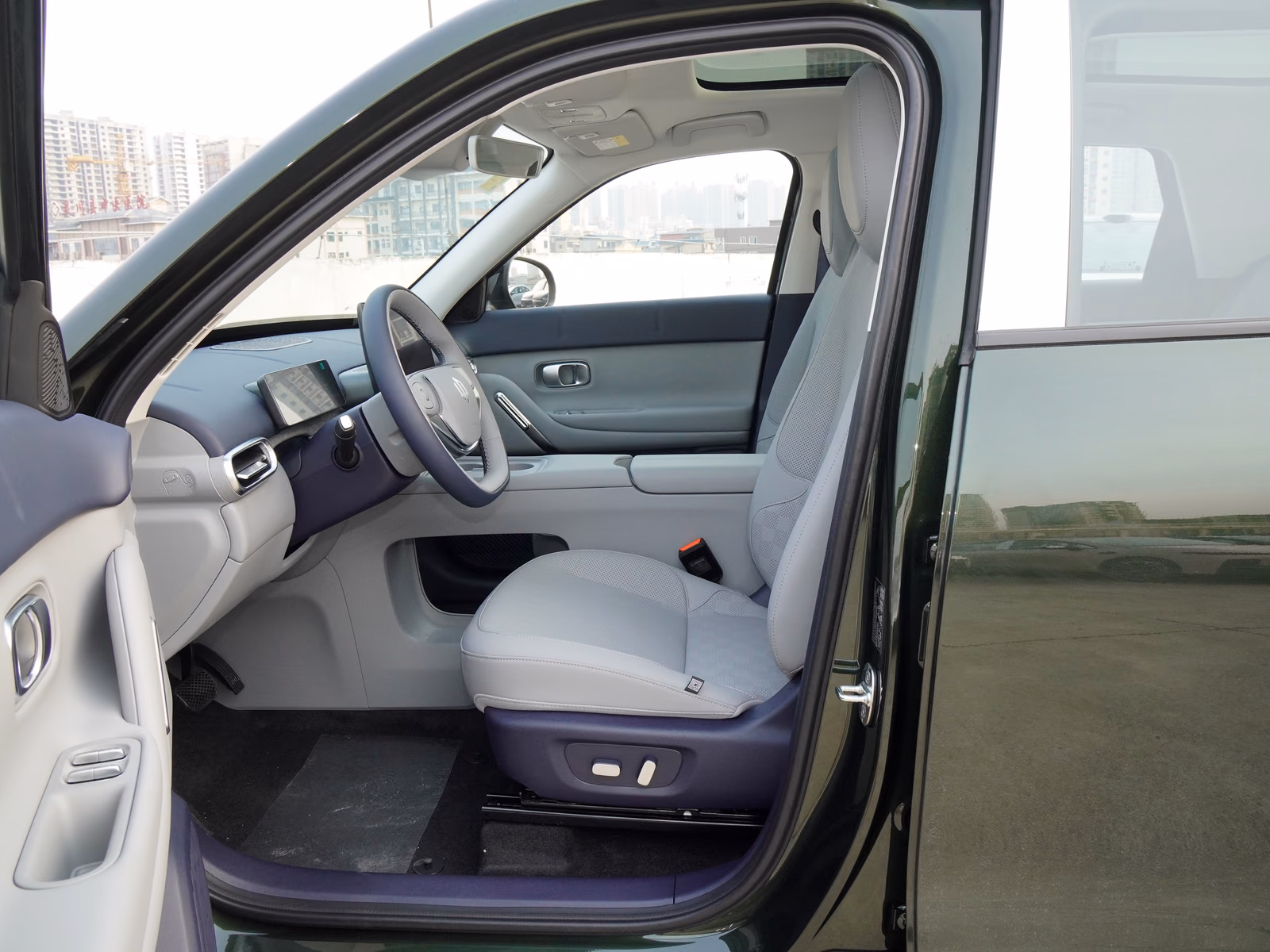 Leapmotor A10 — доступ к водительскому месту