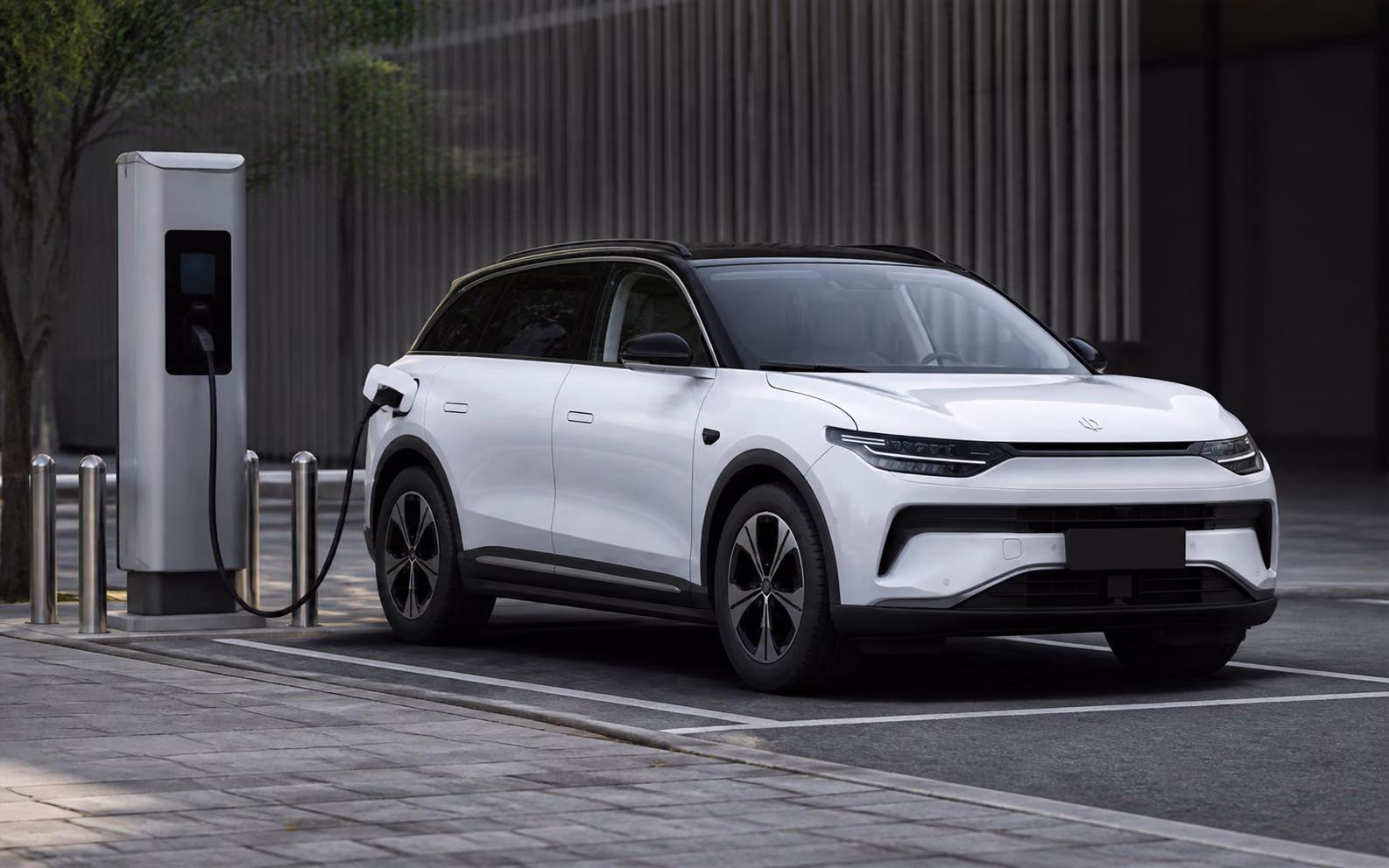 Leapmotor C11 на городской быстрой зарядной станции