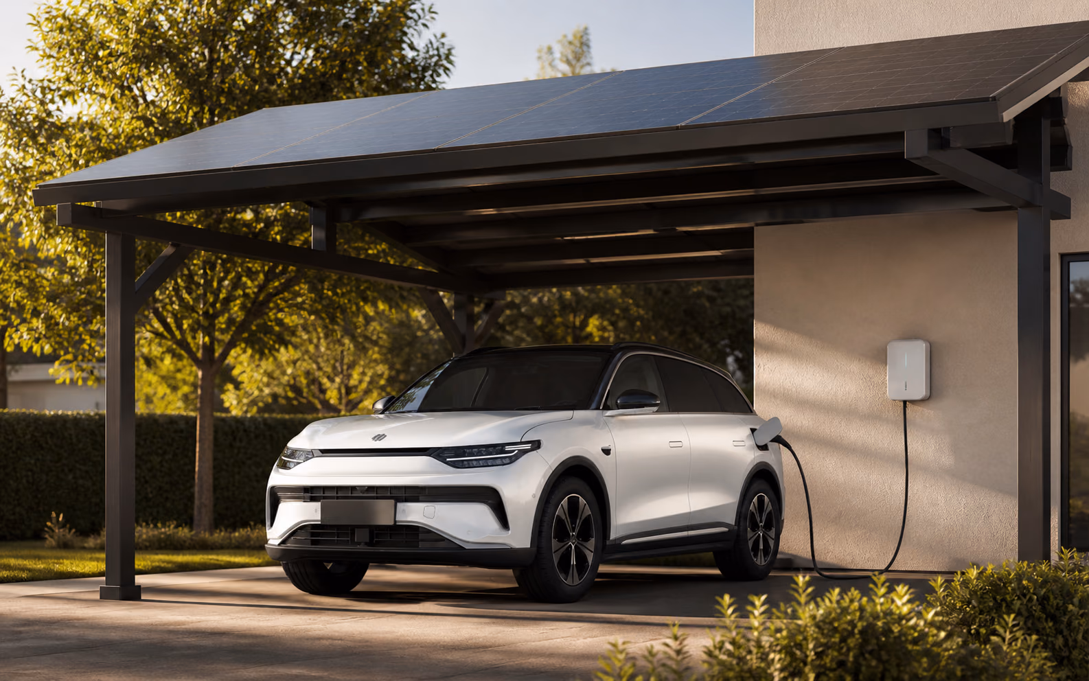 Leapmotor C11 на домашней зарядке под солнечным навесом