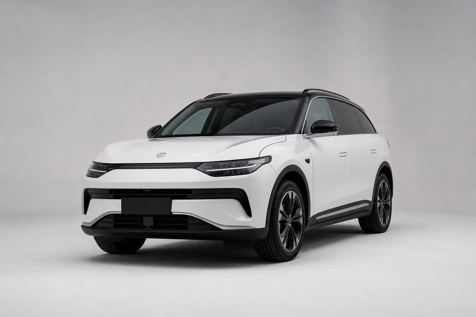 Белый Leapmotor C11 в светло-серой студии