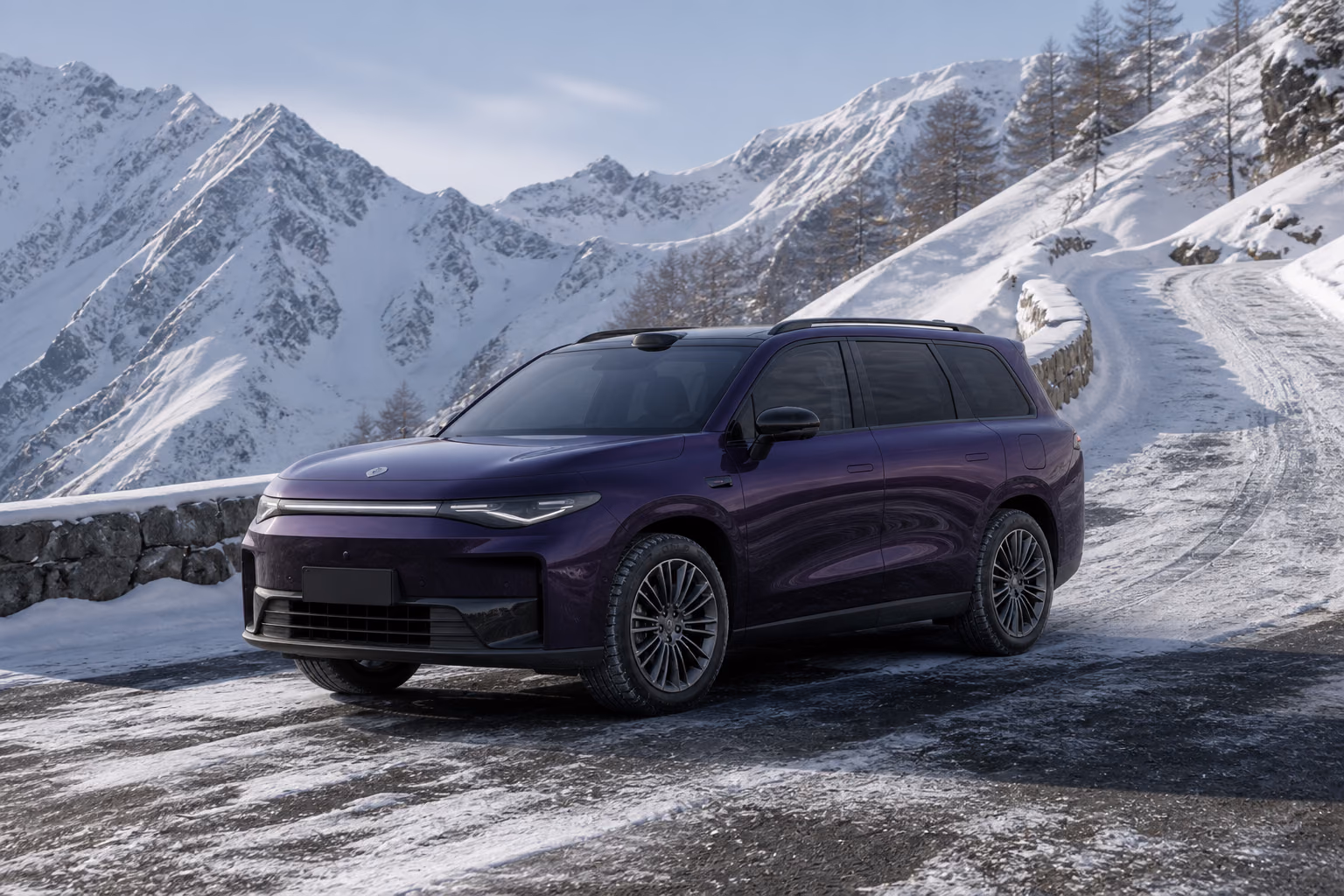 Фиолетовый Leapmotor C16 у обледенелого горного подъёма