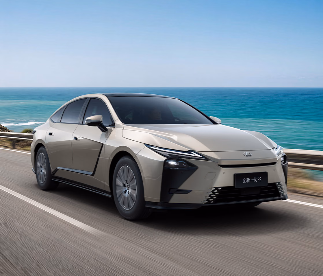 Новый Lexus ES спереди в три четверти