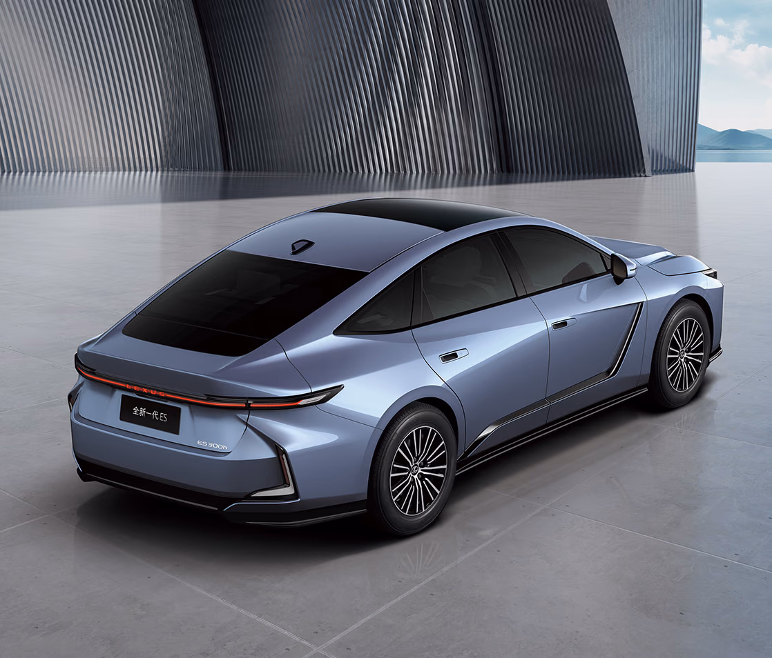 Lexus ES сзади в три четверти