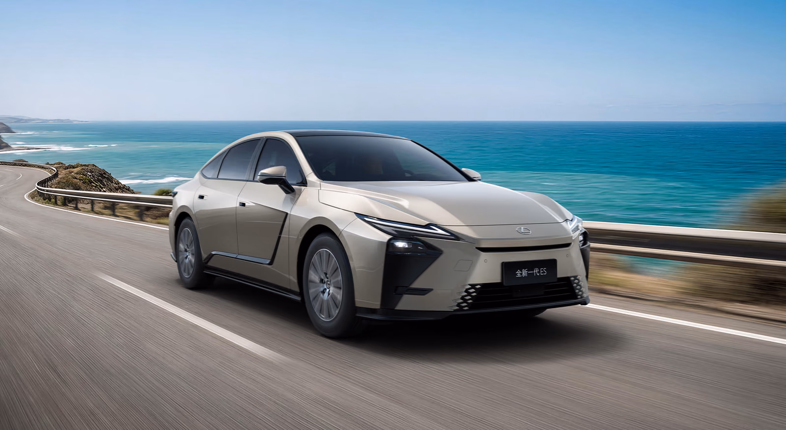 Lexus ES 300h нового поколения в движении
