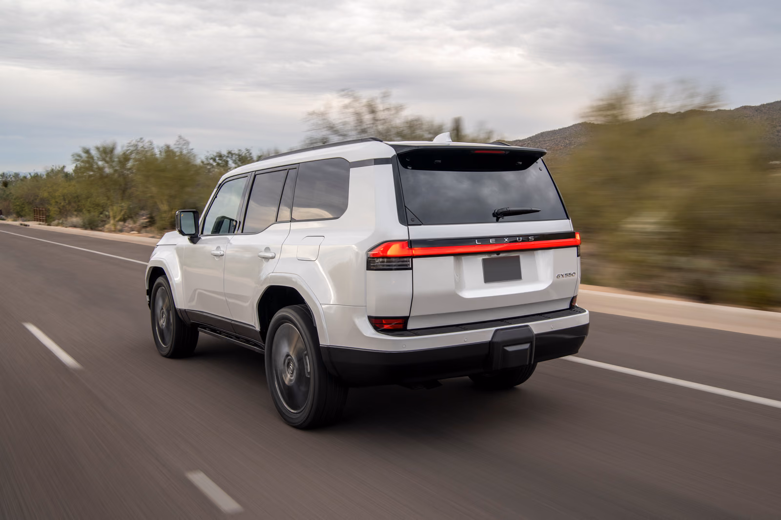 Белый Lexus GX 550 на дороге