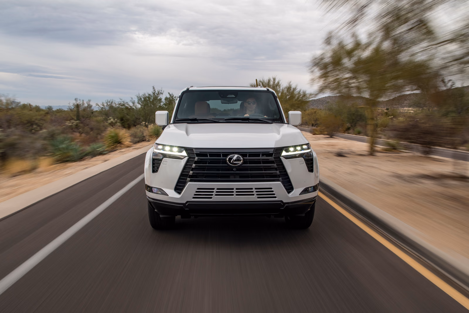 Lexus GX 550 спереди в движении