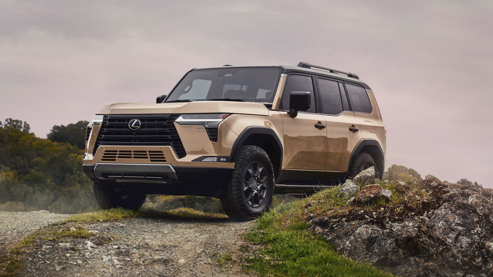 Lexus GX 550 Overtrail на каменистой дороге