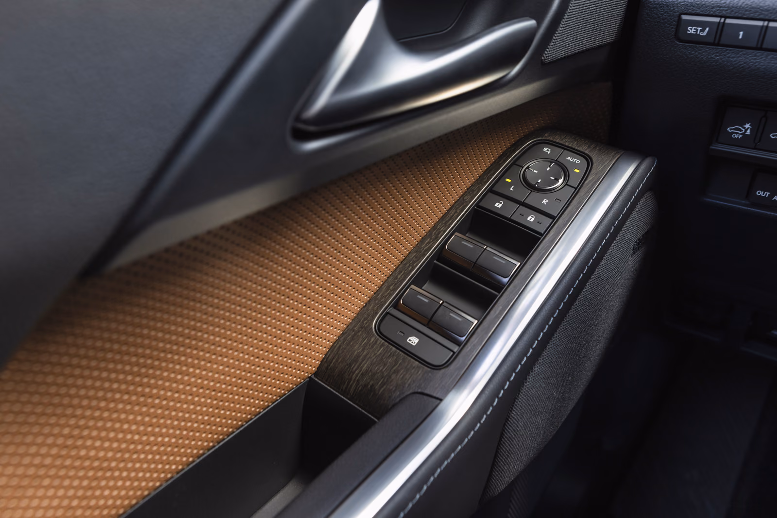 Передние кресла Lexus GX 550