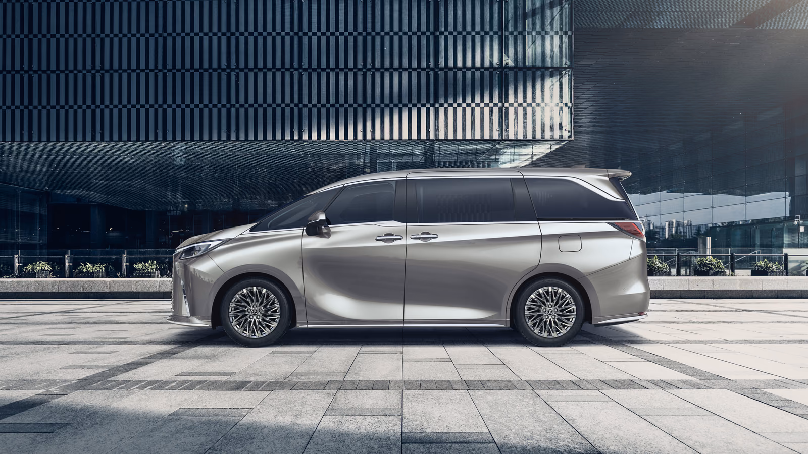 Lexus LM — спереди в три четверти
