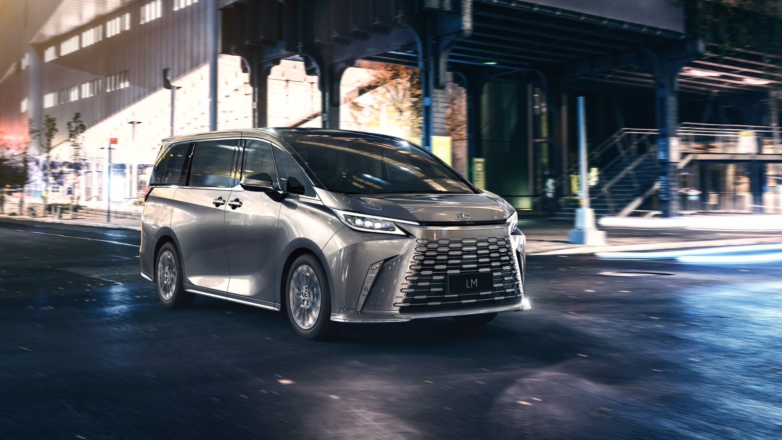 Lexus LM — вид сзади в три четверти