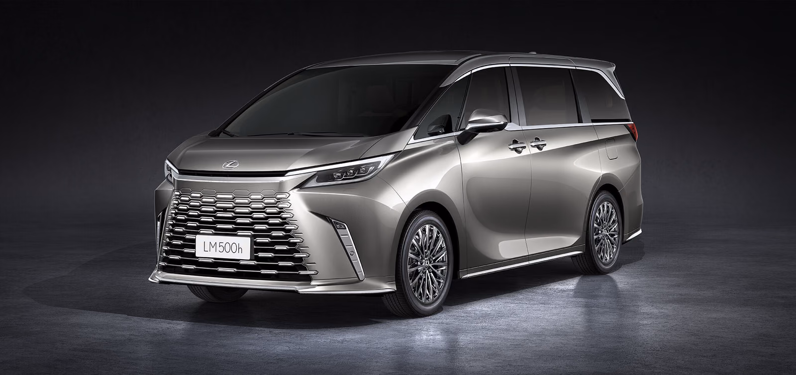 Lexus LM — в движении