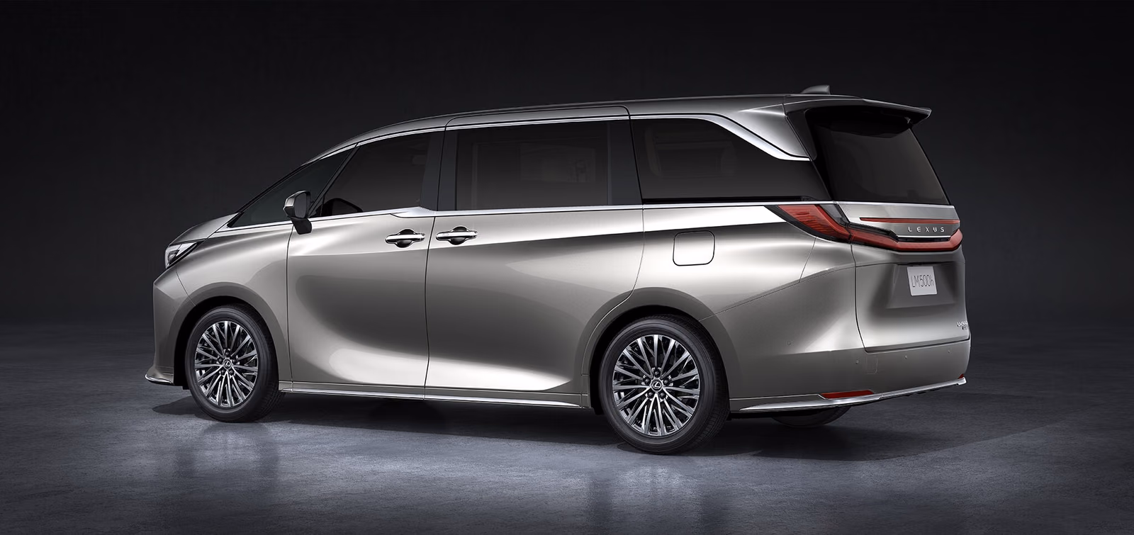 Lexus LM — спереди в три четверти