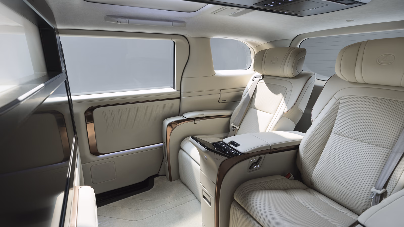 Lexus LM — передняя панель и руль