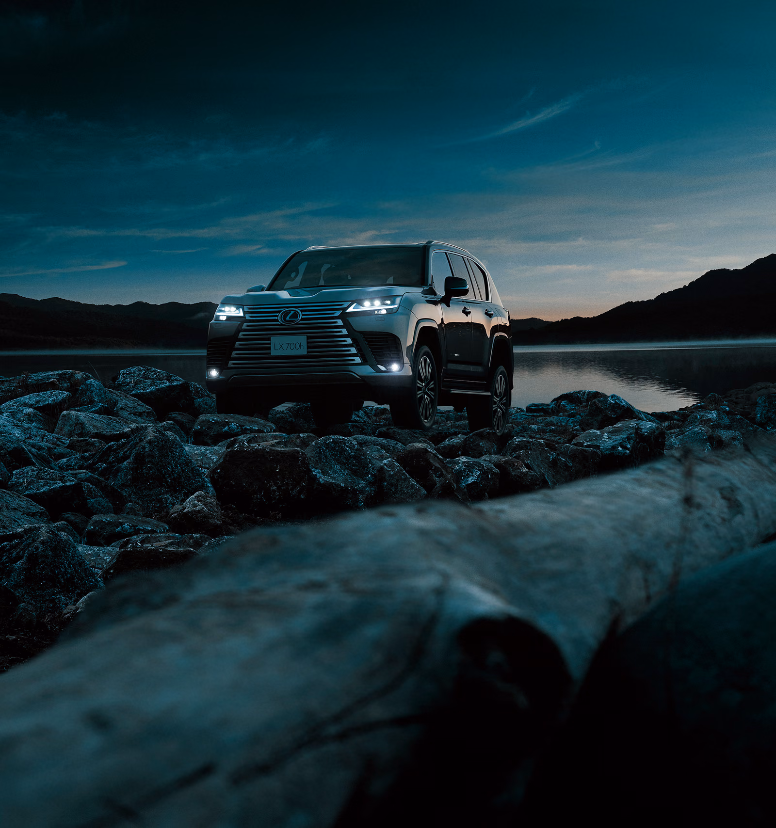 Lexus LX 700h Overtrail на каменистом берегу