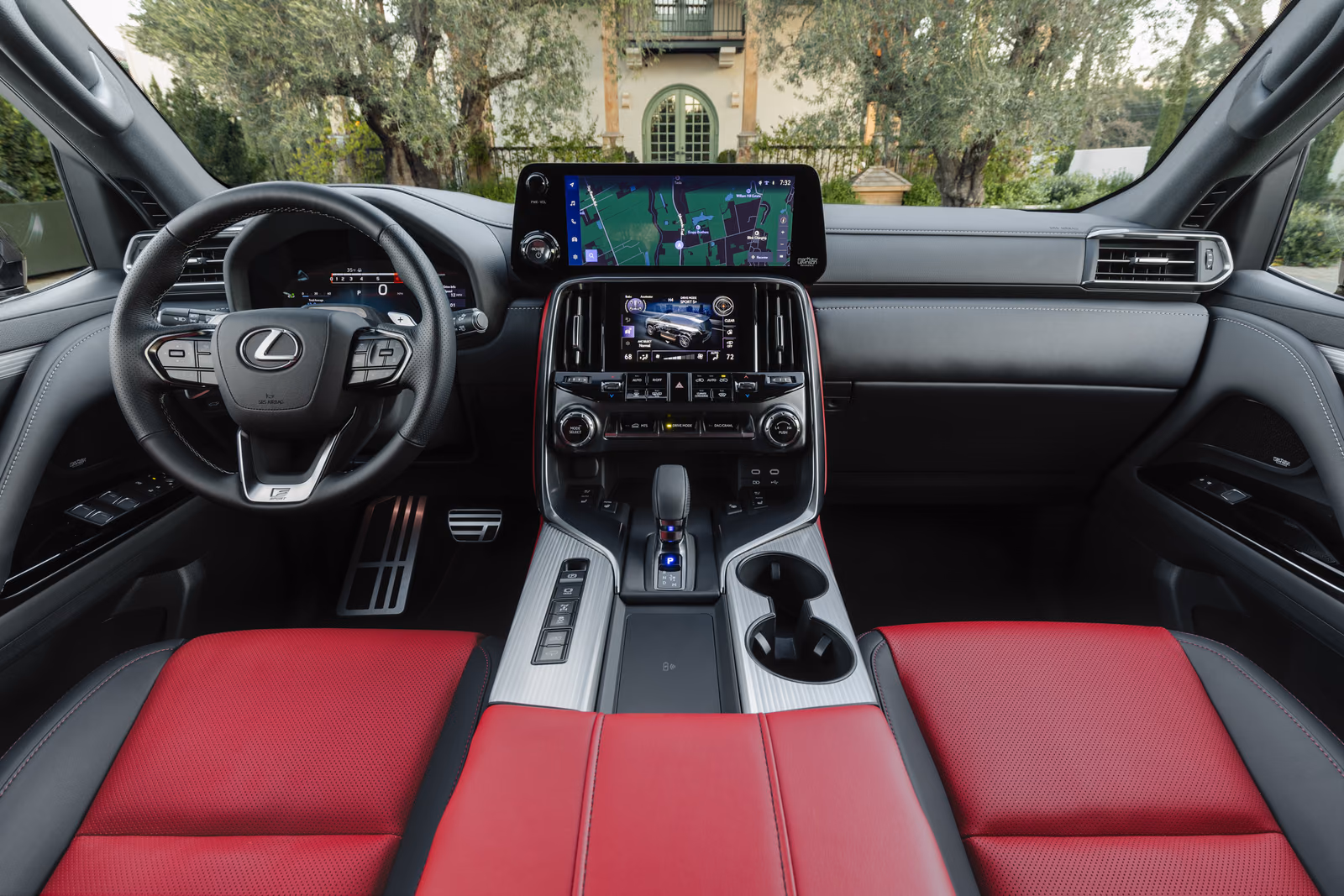 Красный салон и передняя панель Lexus LX 700h