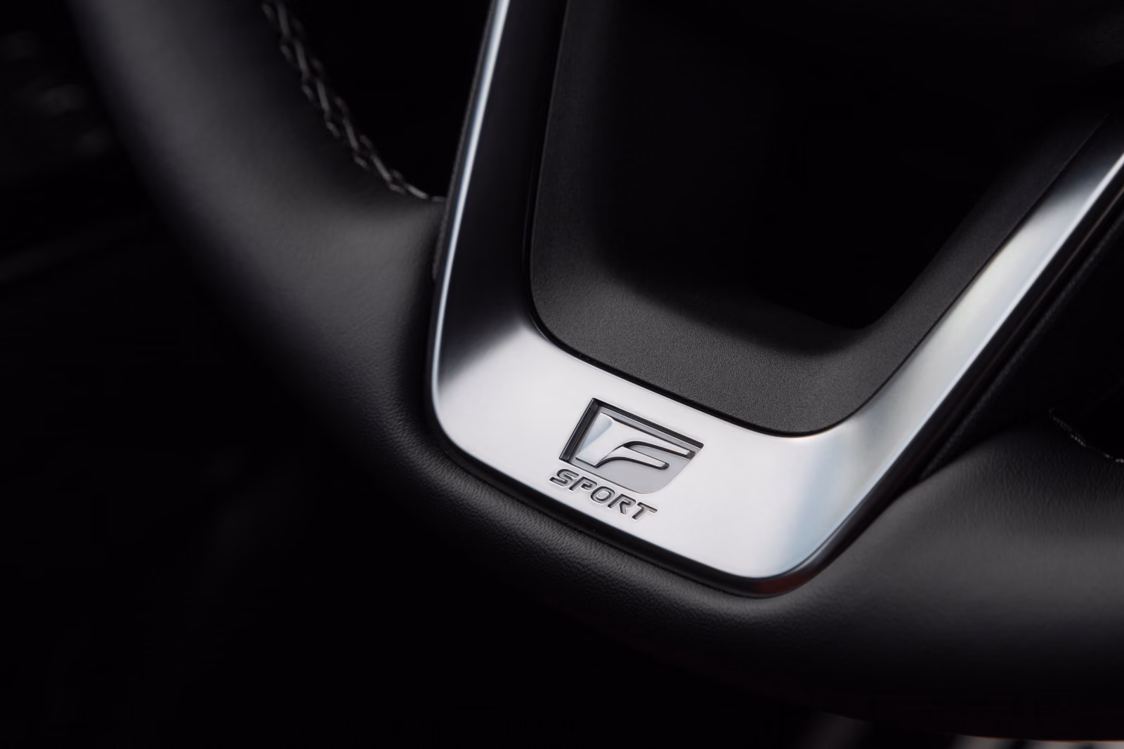 Деталь отделки F Sport в Lexus LX