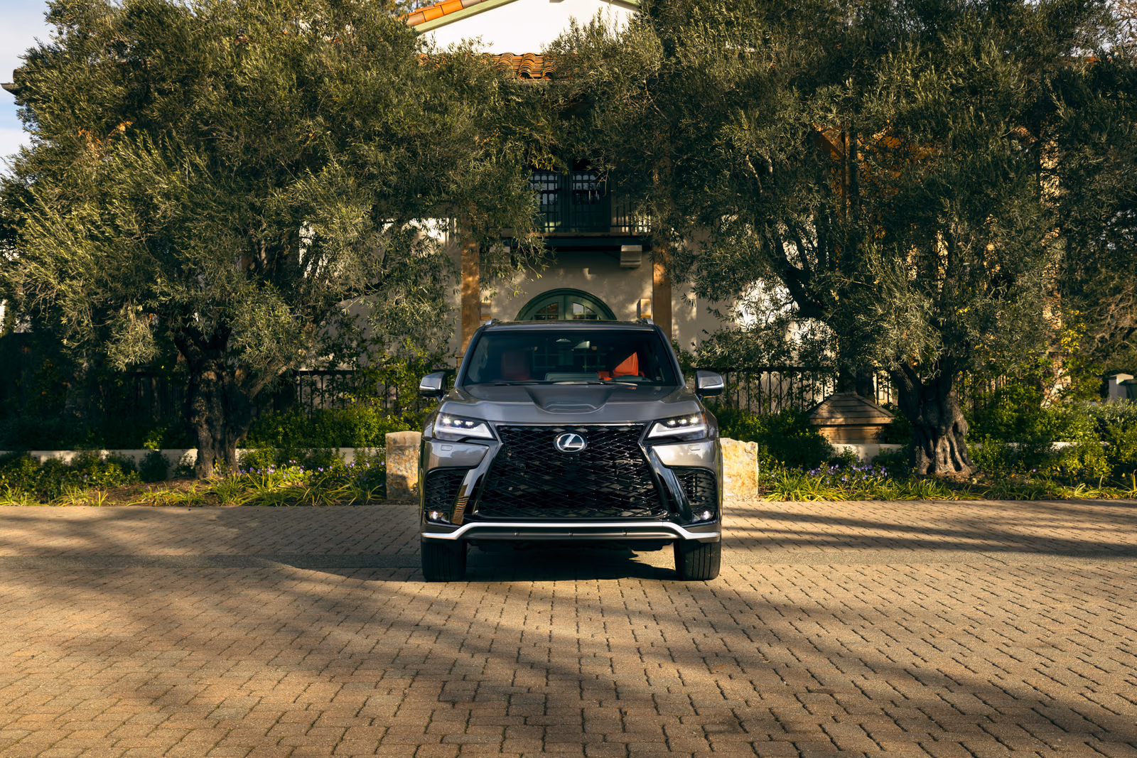 Lexus LX 700h спереди на загородной дороге