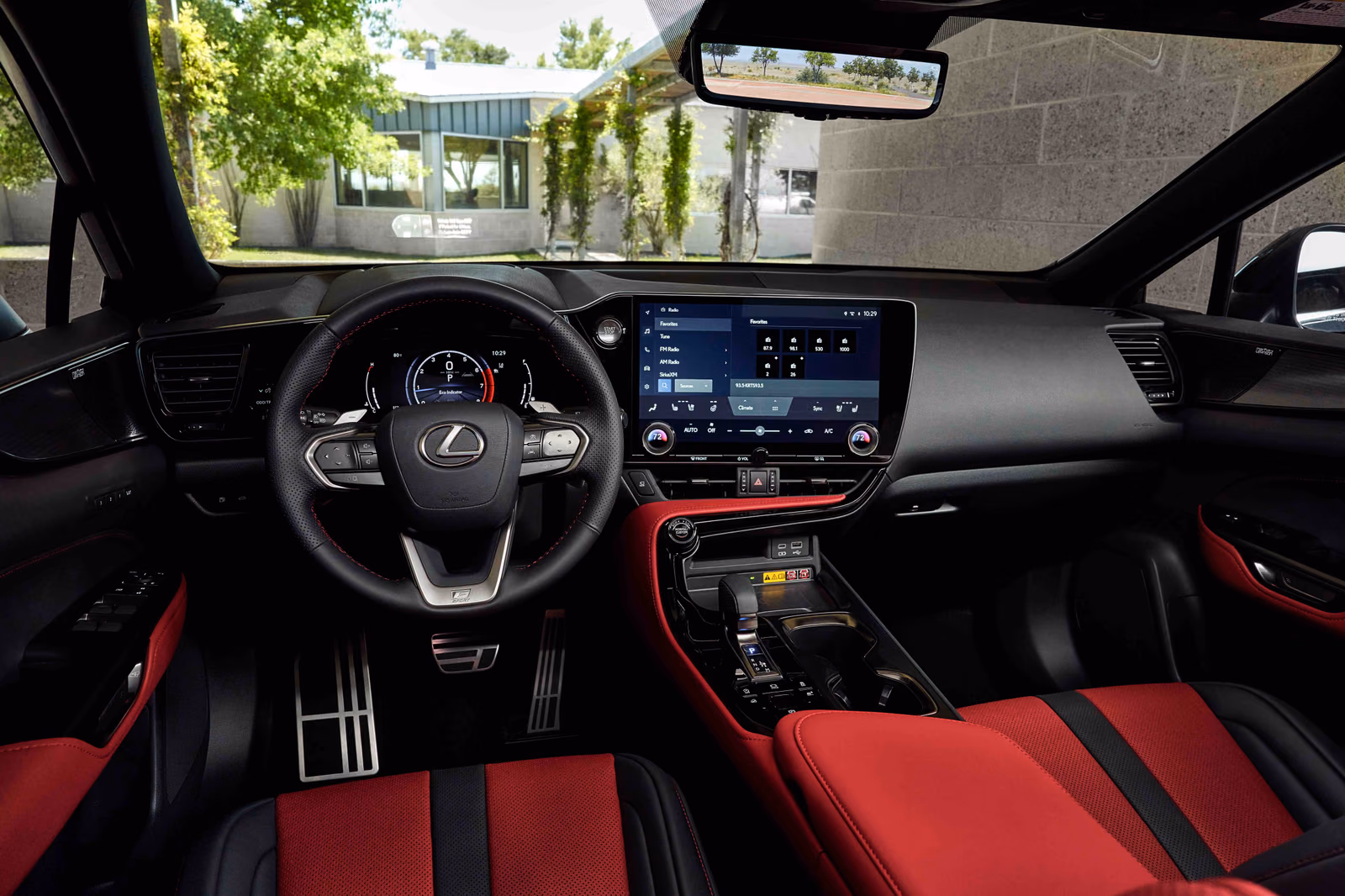 Lexus NX F Sport сзади в три четверти