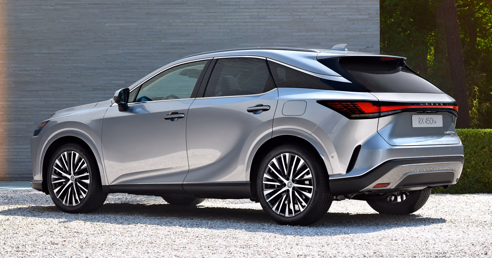 Lexus RX — вид сзади в три четверти