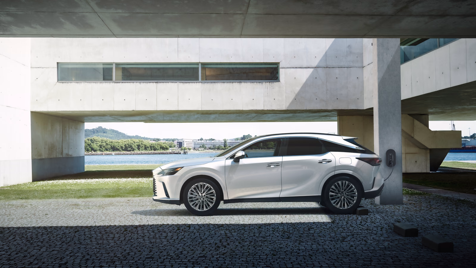 Lexus RX — вид спереди