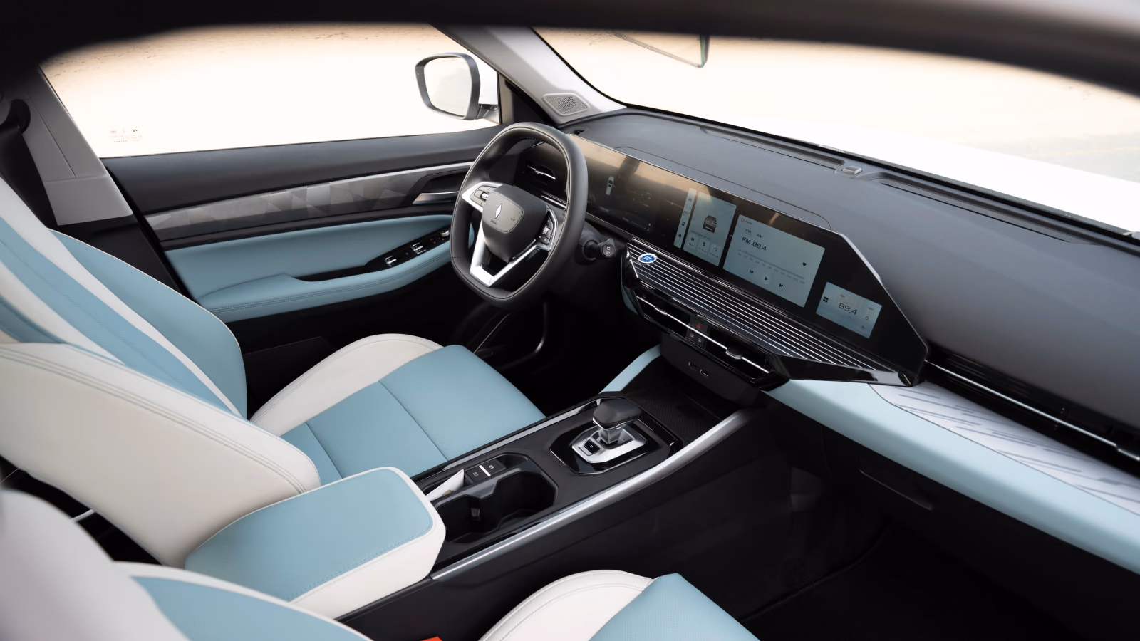 Передняя часть салона Livan X6 Pro