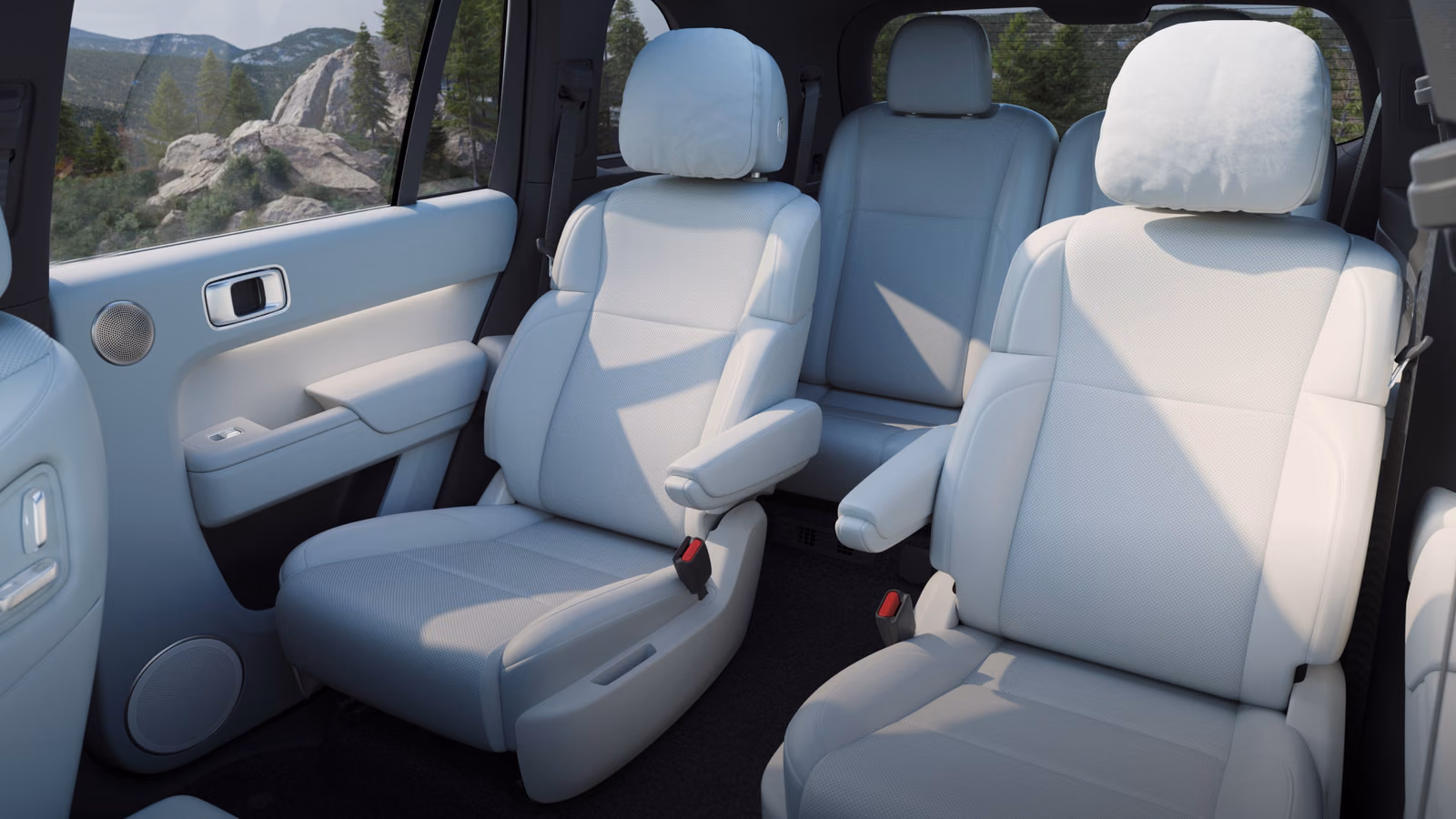 Светлые кресла первого и второго ряда Li Auto L8