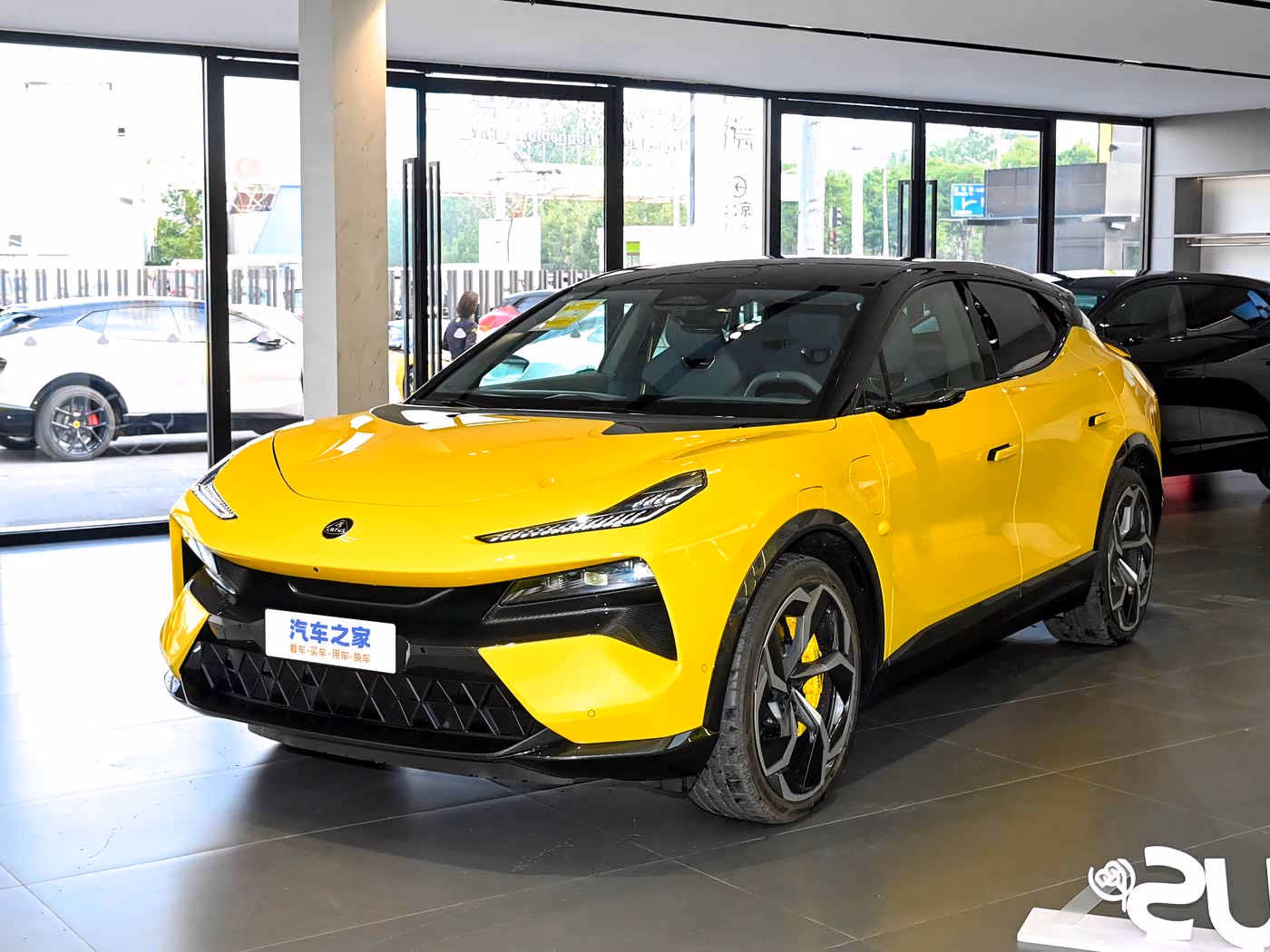 Lotus Eletre 900 — вид спереди в три четверти слева