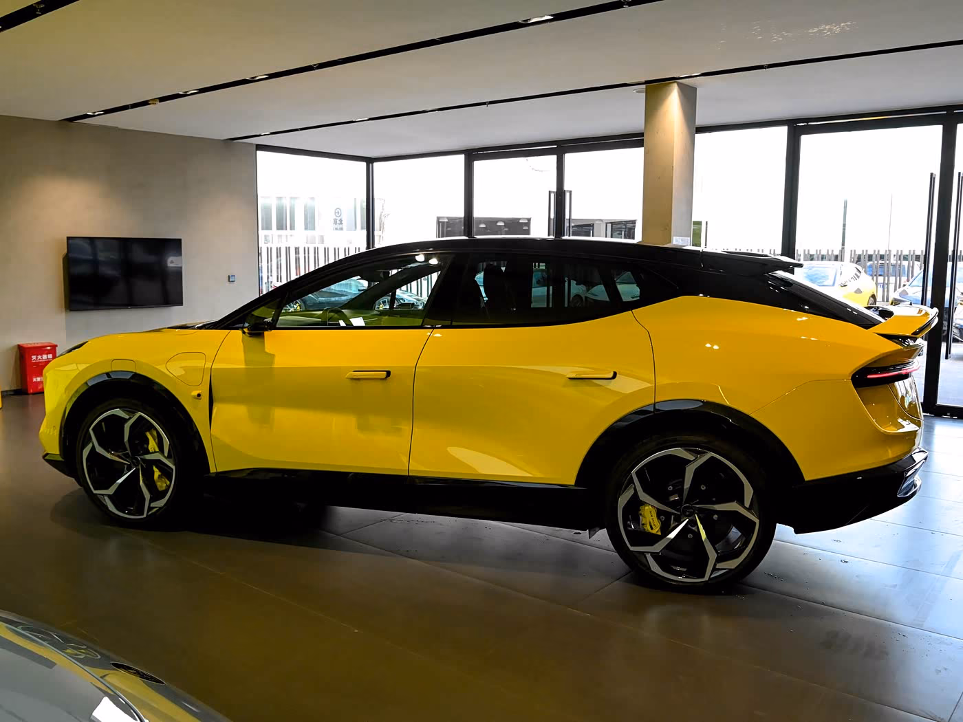Lotus Eletre 900 — профиль слева