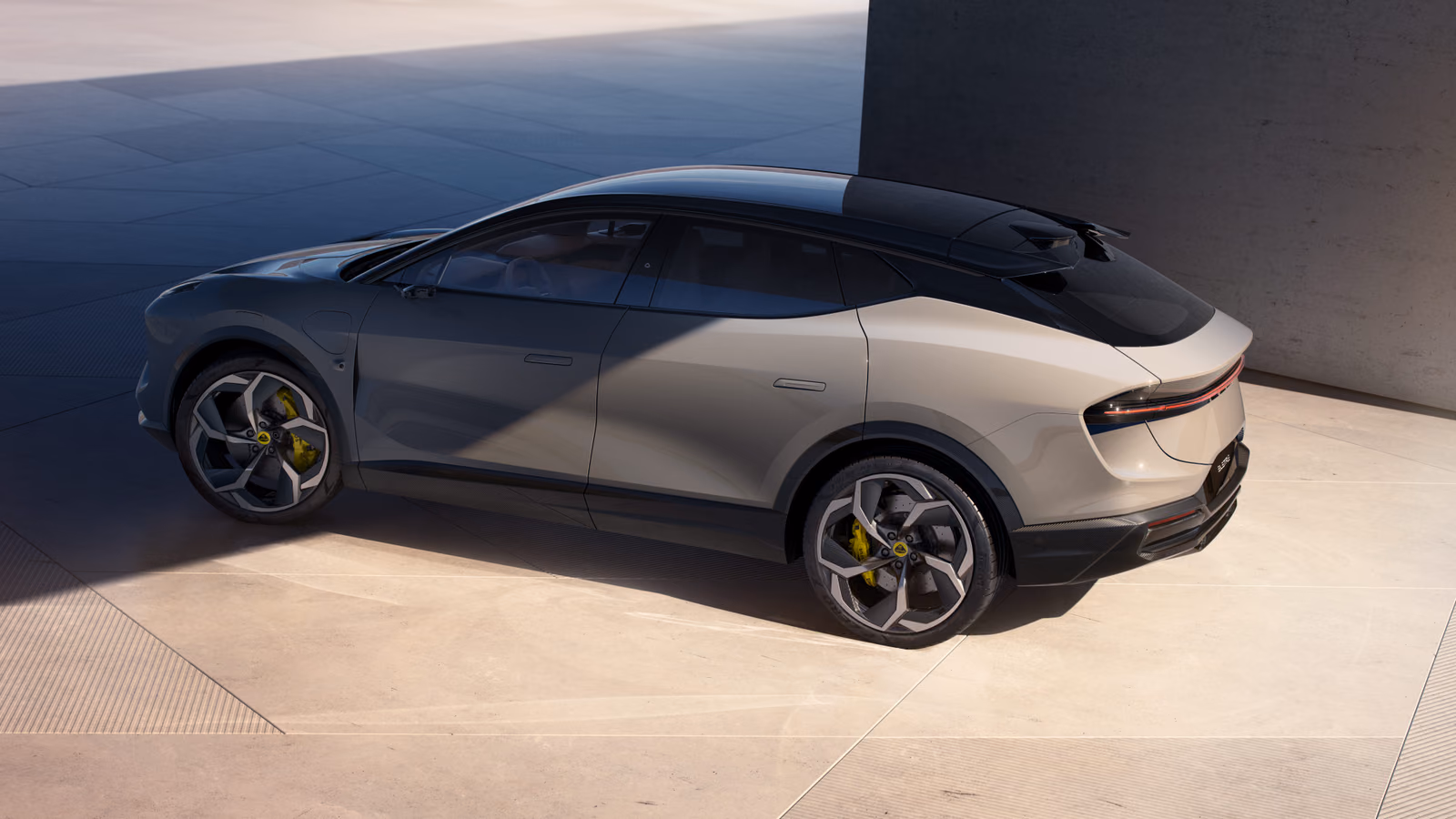 Lotus Eletre — вид сбоку
