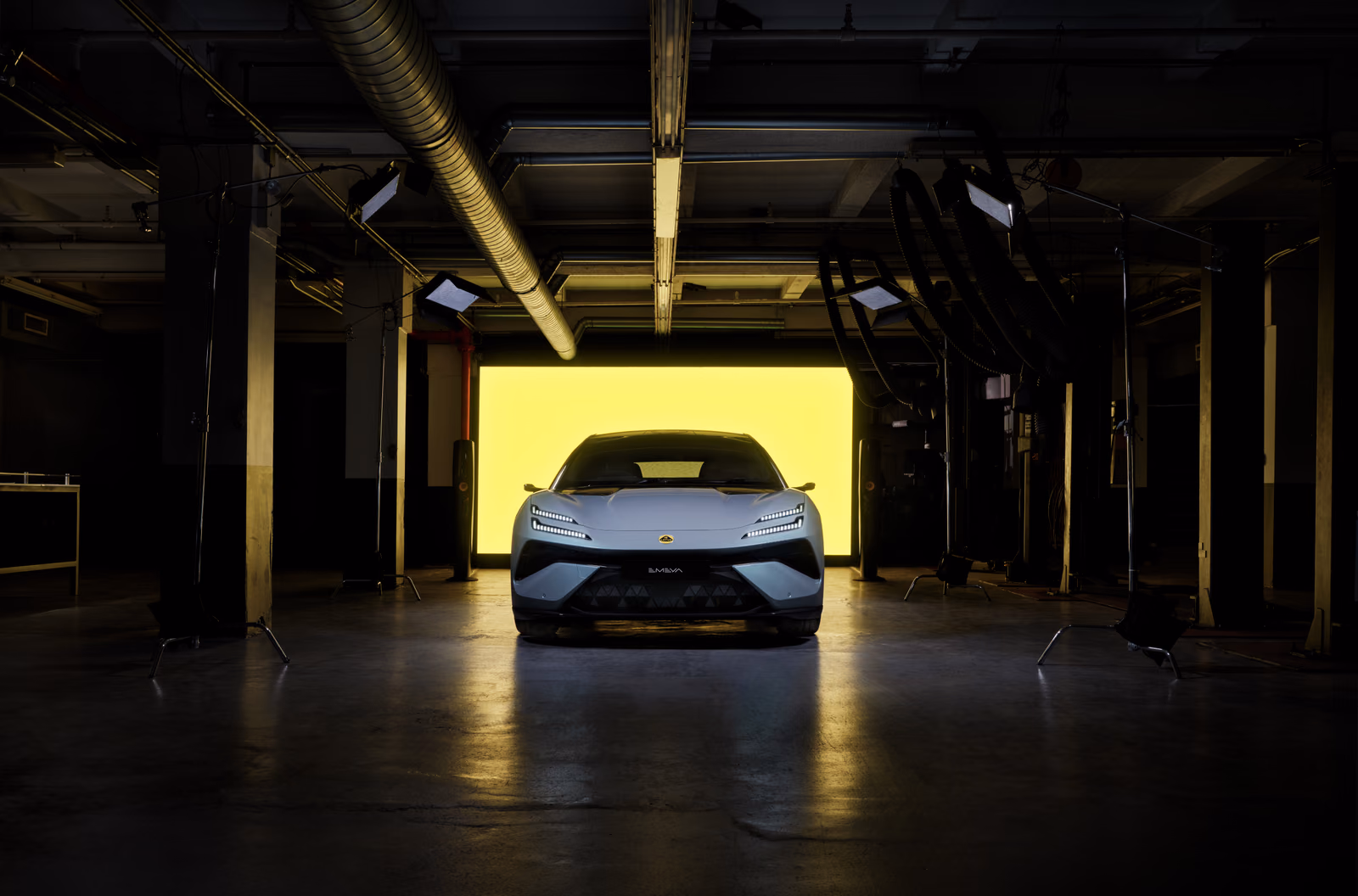 Lotus Emeya — фронтальный студийный ракурс