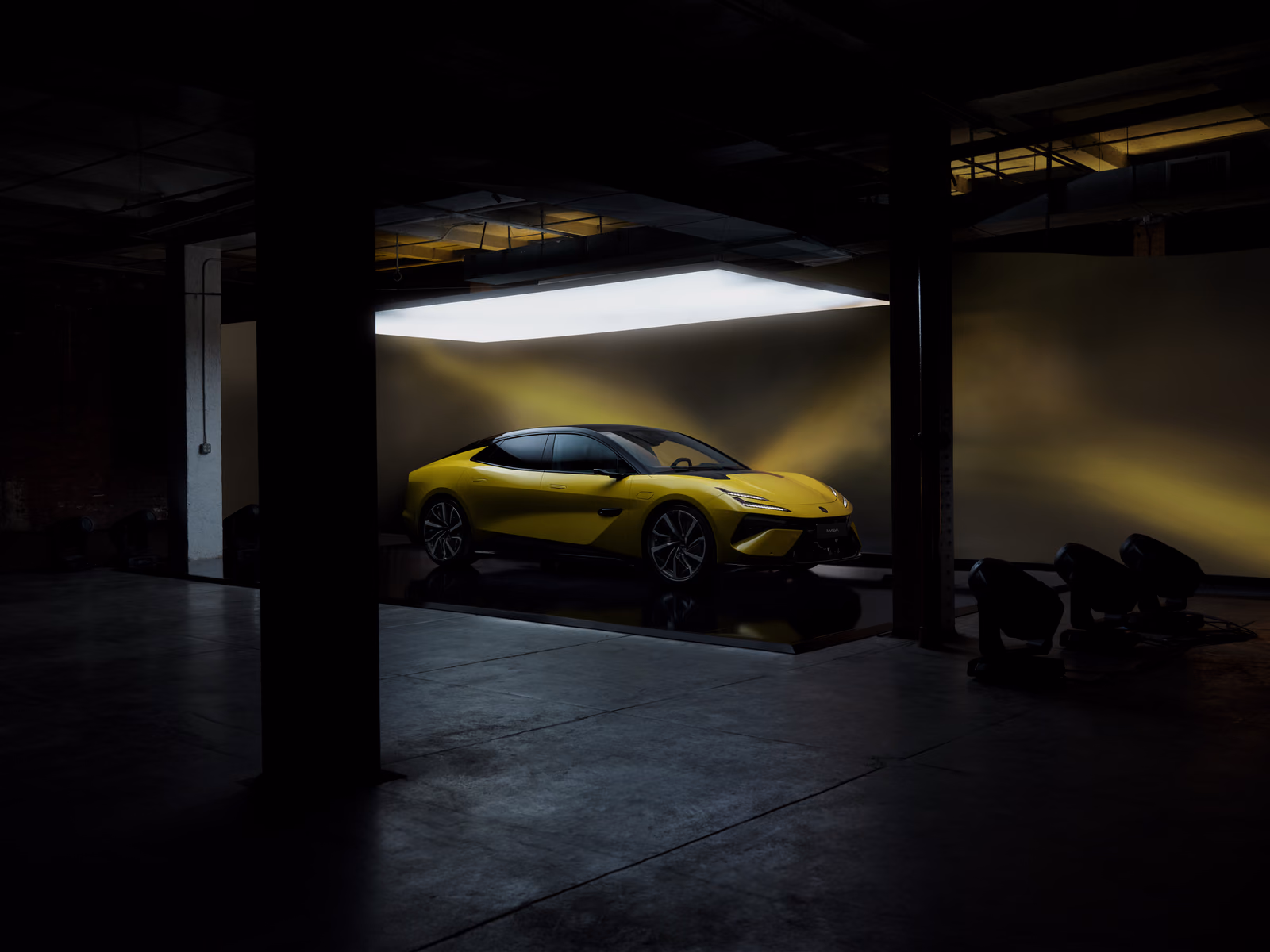 Lotus Emeya — студийный вид спереди в три четверти