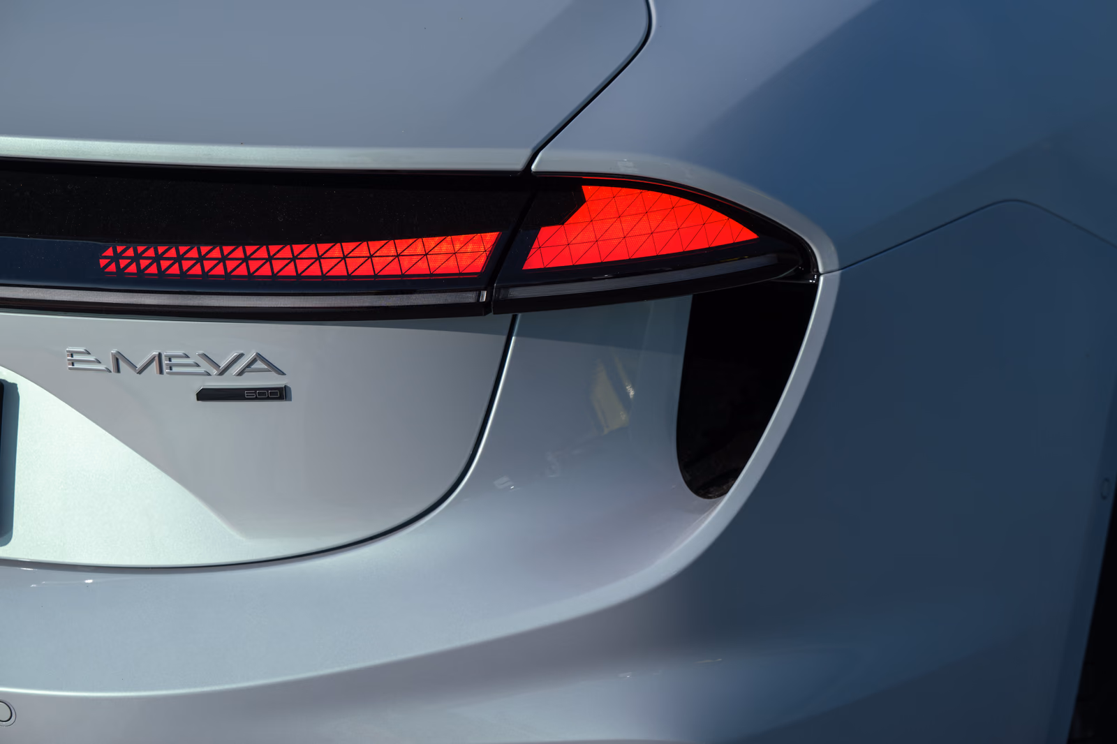 Lotus Emeya — задняя светотехника крупным планом