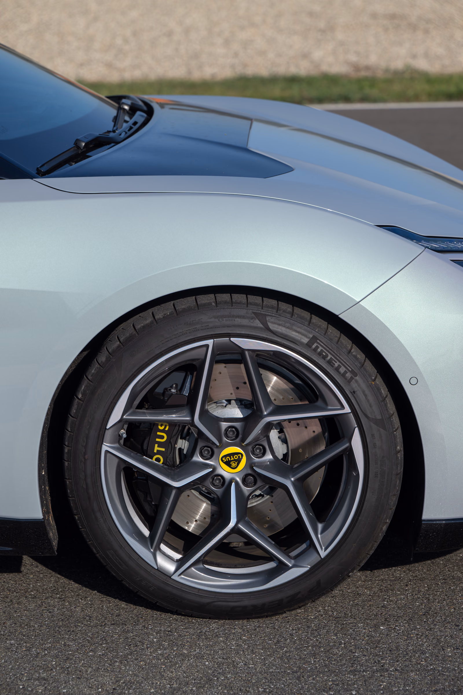 Lotus Emeya — переднее колесо и тормозной механизм