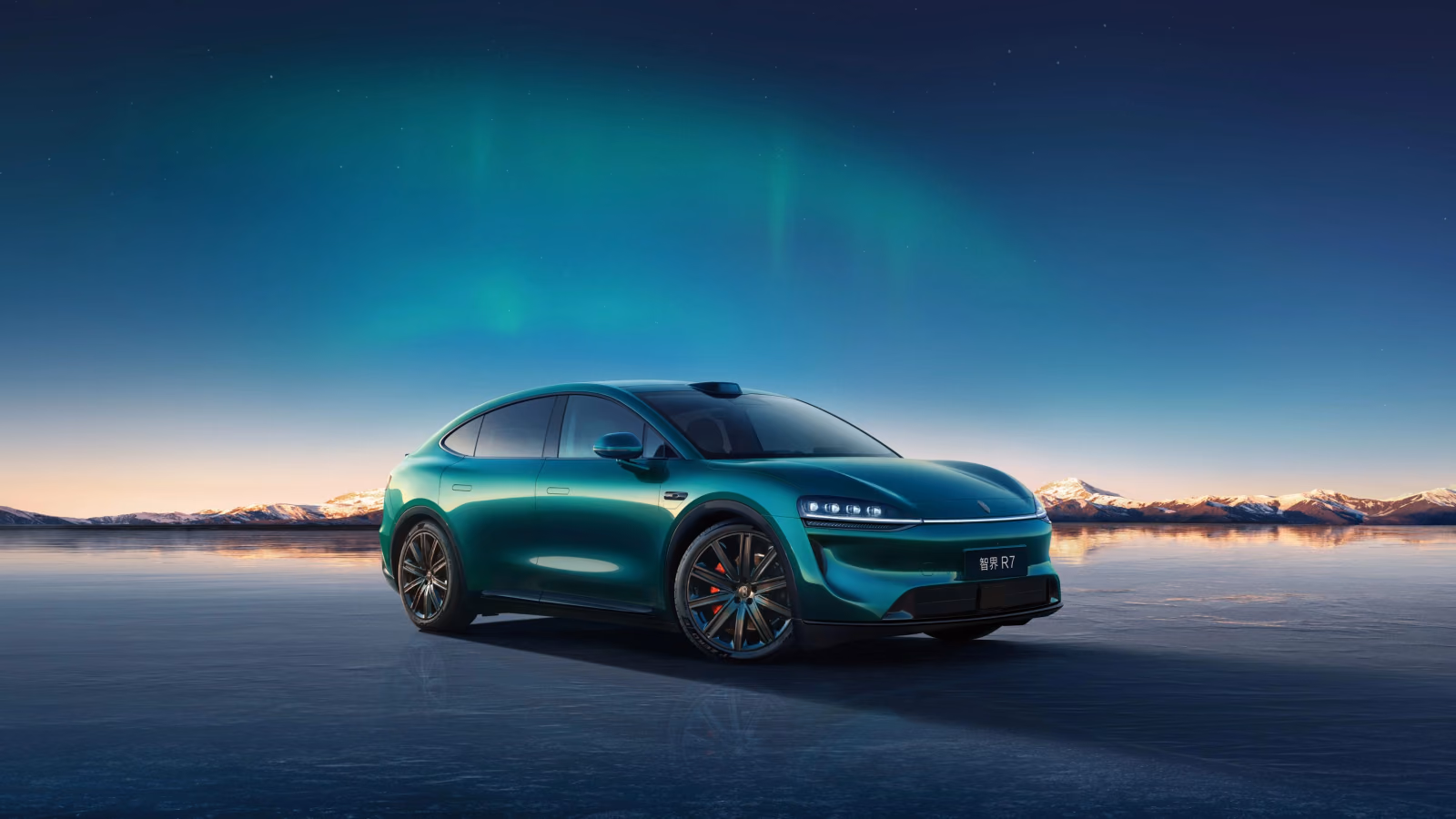 Luxeed R7 зелёного цвета на фоне северного сияния