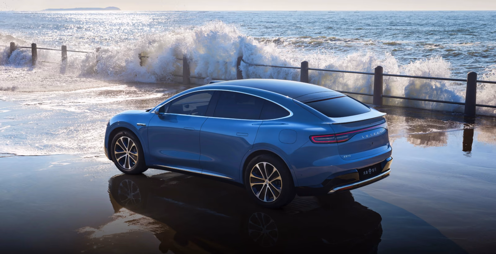 Luxeed R7 синего цвета у моря, вид сзади