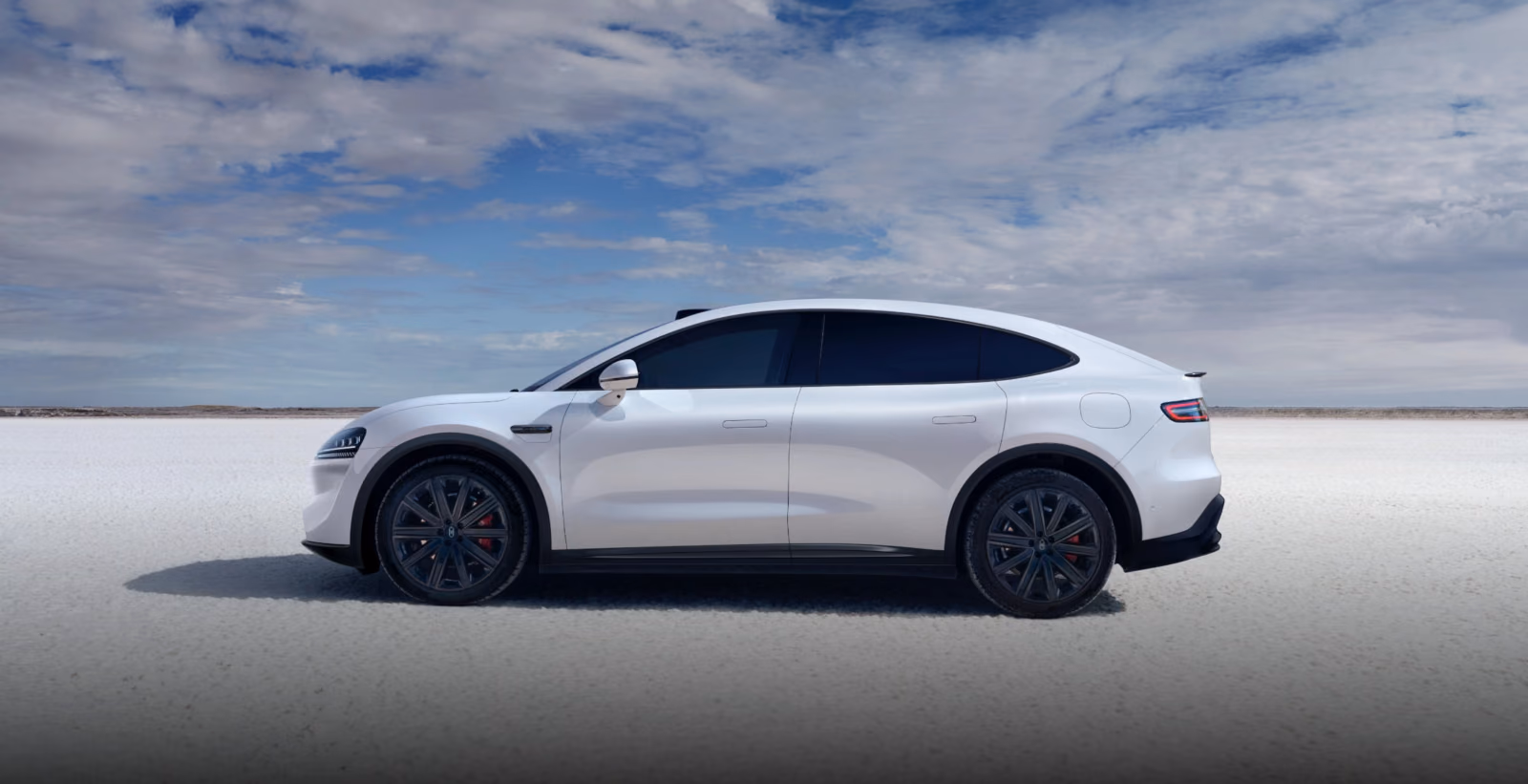 Luxeed R7 белого цвета на соляном плато