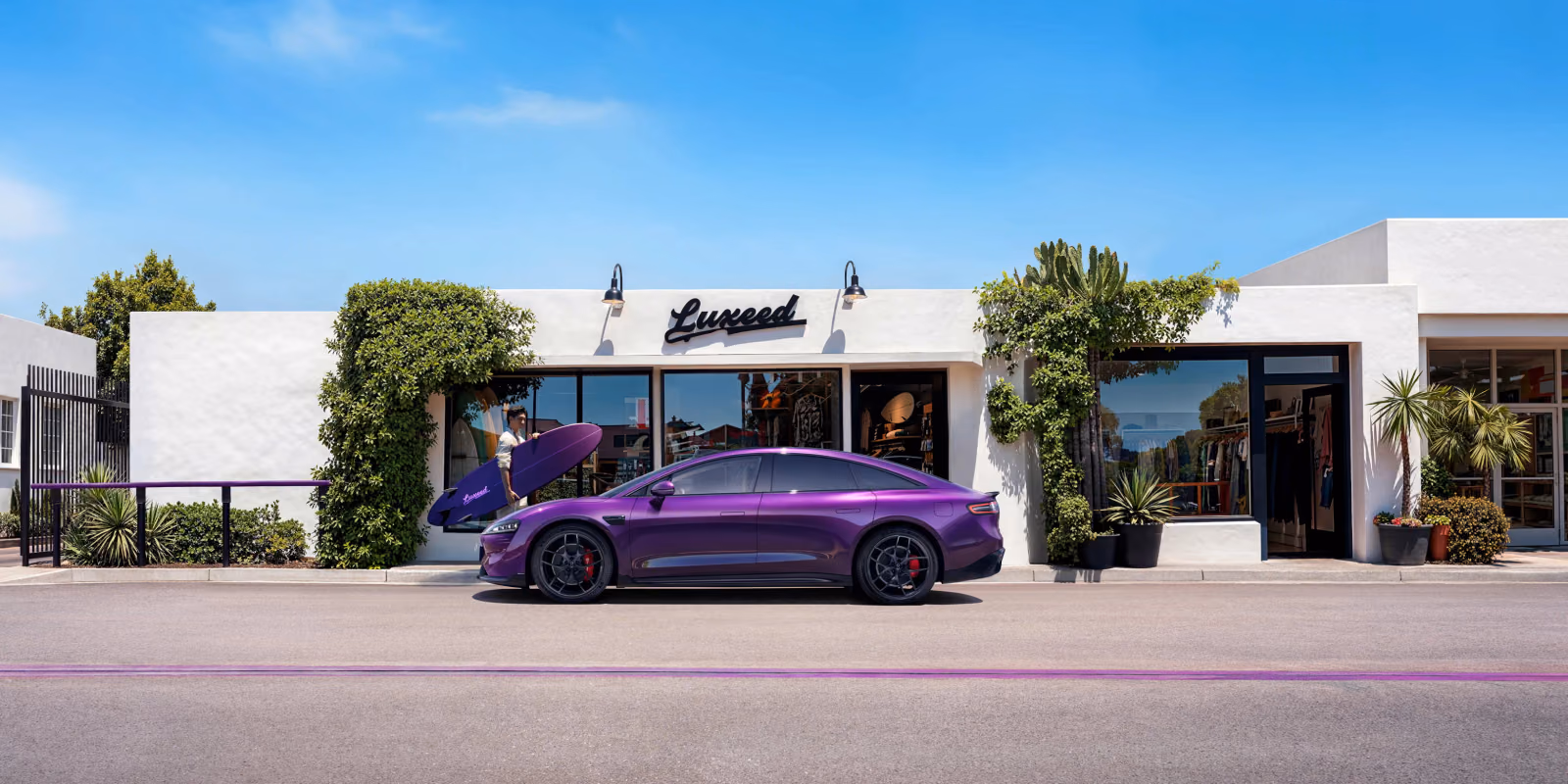 Фиолетовый Luxeed S7 у фирменного шоурума