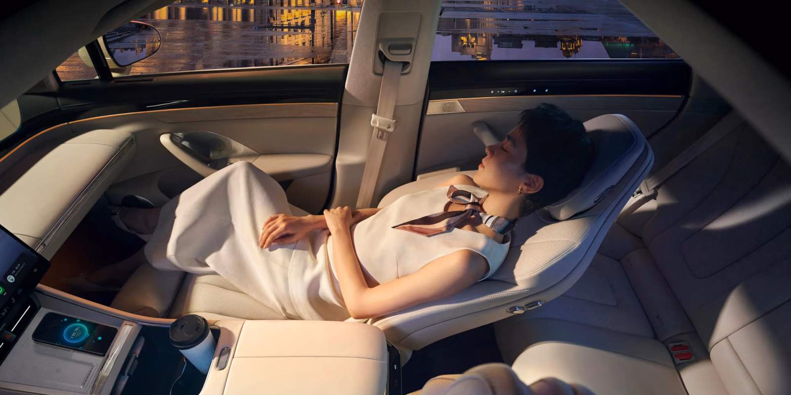 Пассажирское кресло невесомости в салоне Luxeed S7