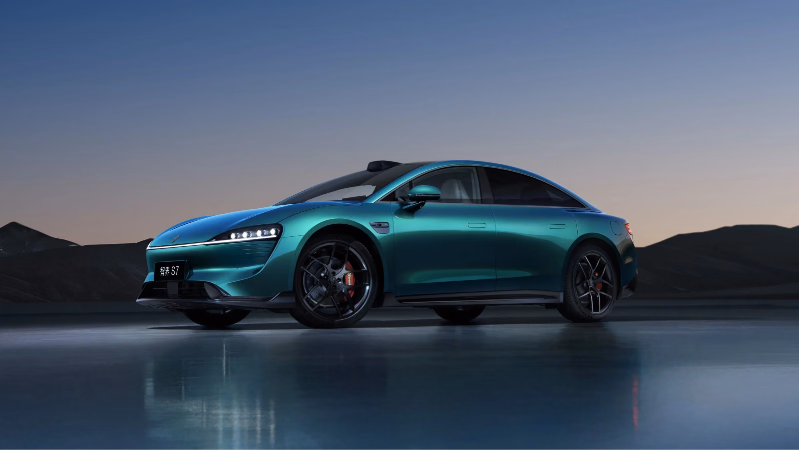 Luxeed S7 на солончаке в сумерках