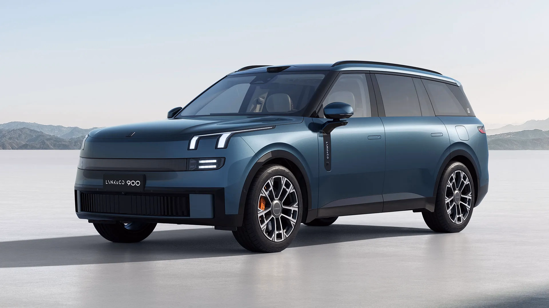 Lynk & Co 900, вид спереди в три четверти