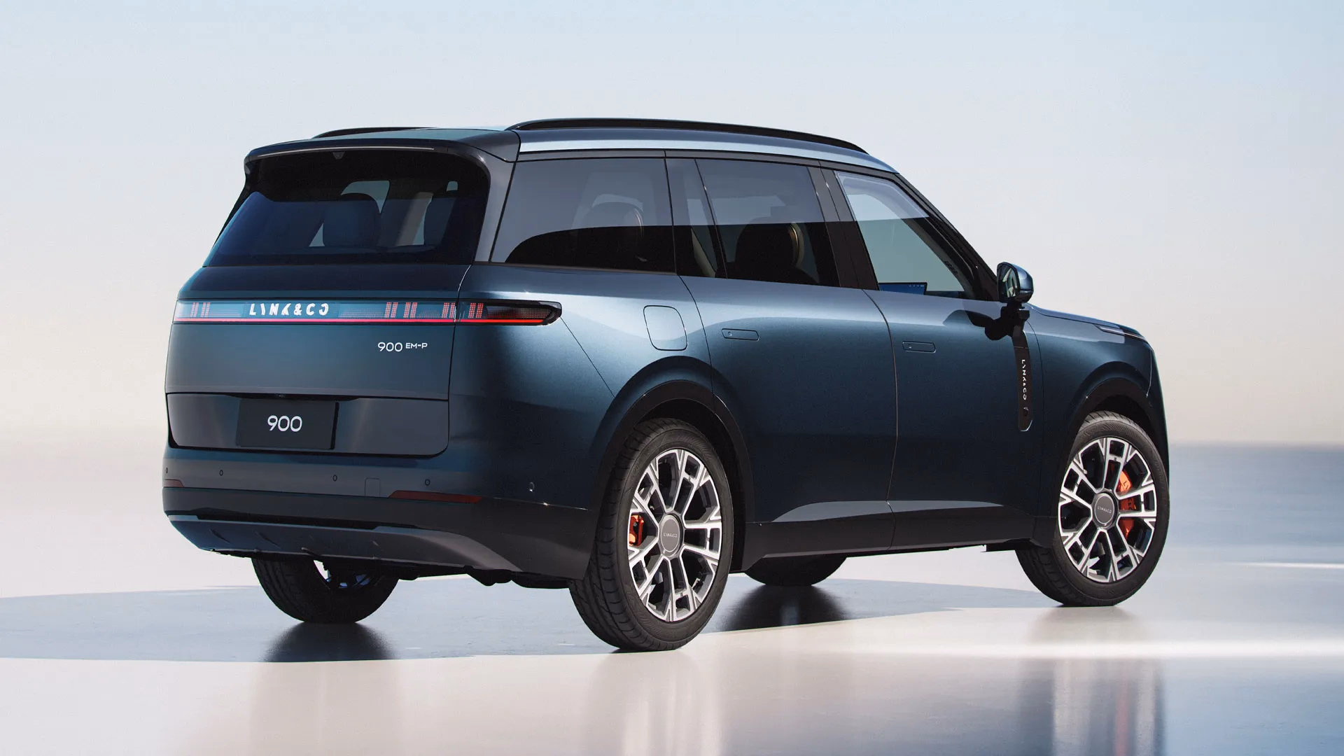 Lynk & Co 900, вид сзади в три четверти