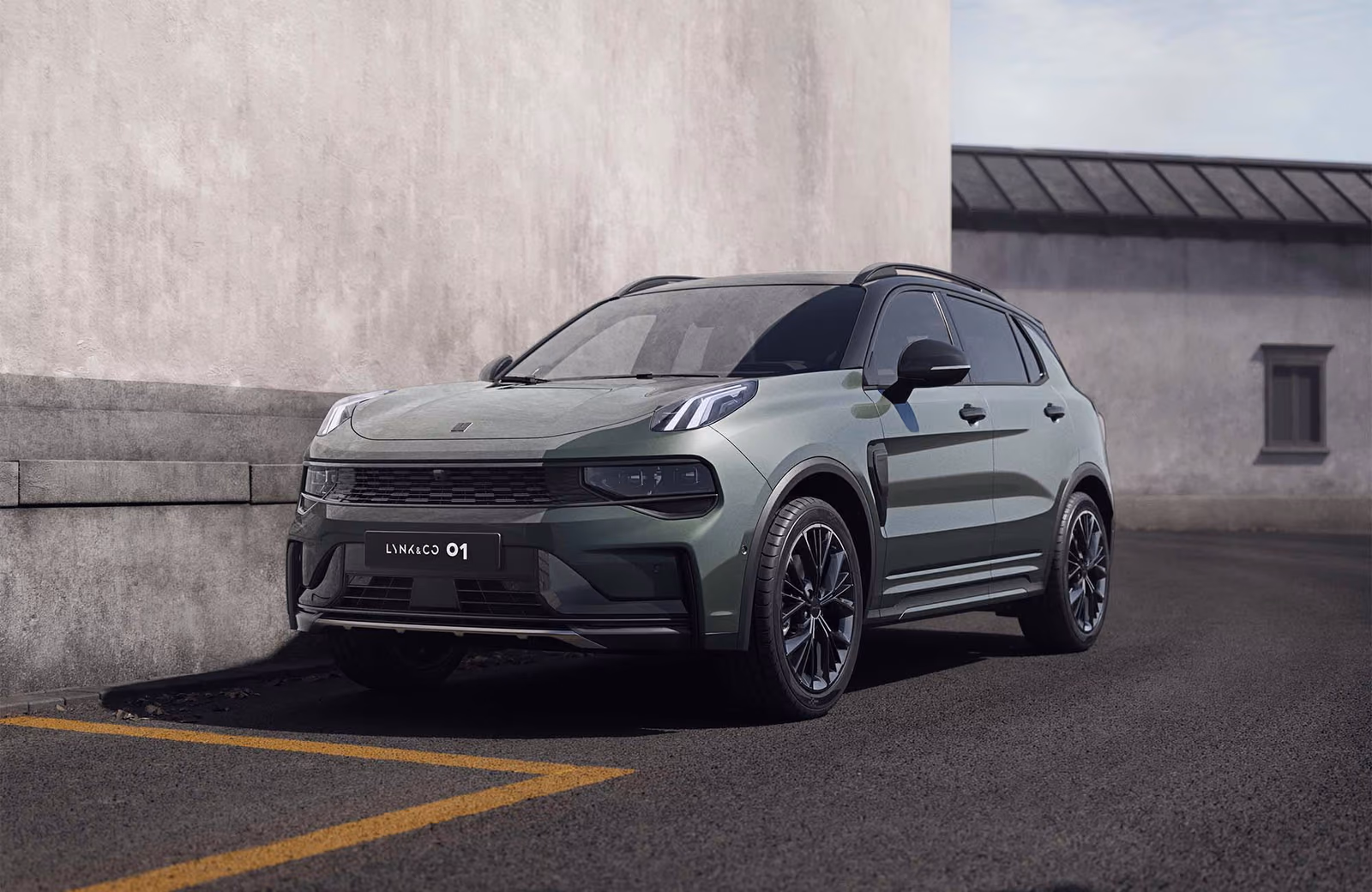 Зелёный Lynk & Co 01 спереди в три четверти