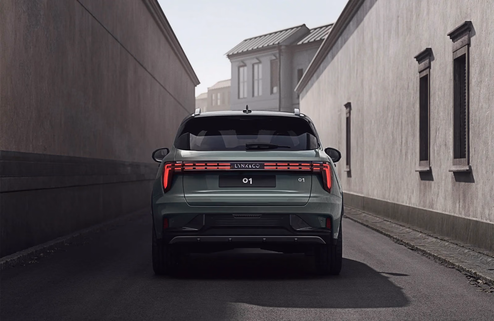 Зелёный Lynk & Co 01 сзади