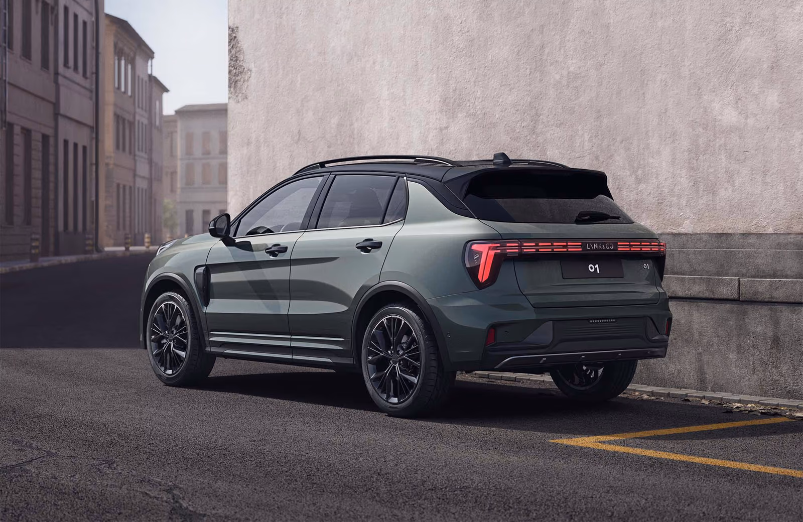 Зелёный Lynk & Co 01 сзади в три четверти