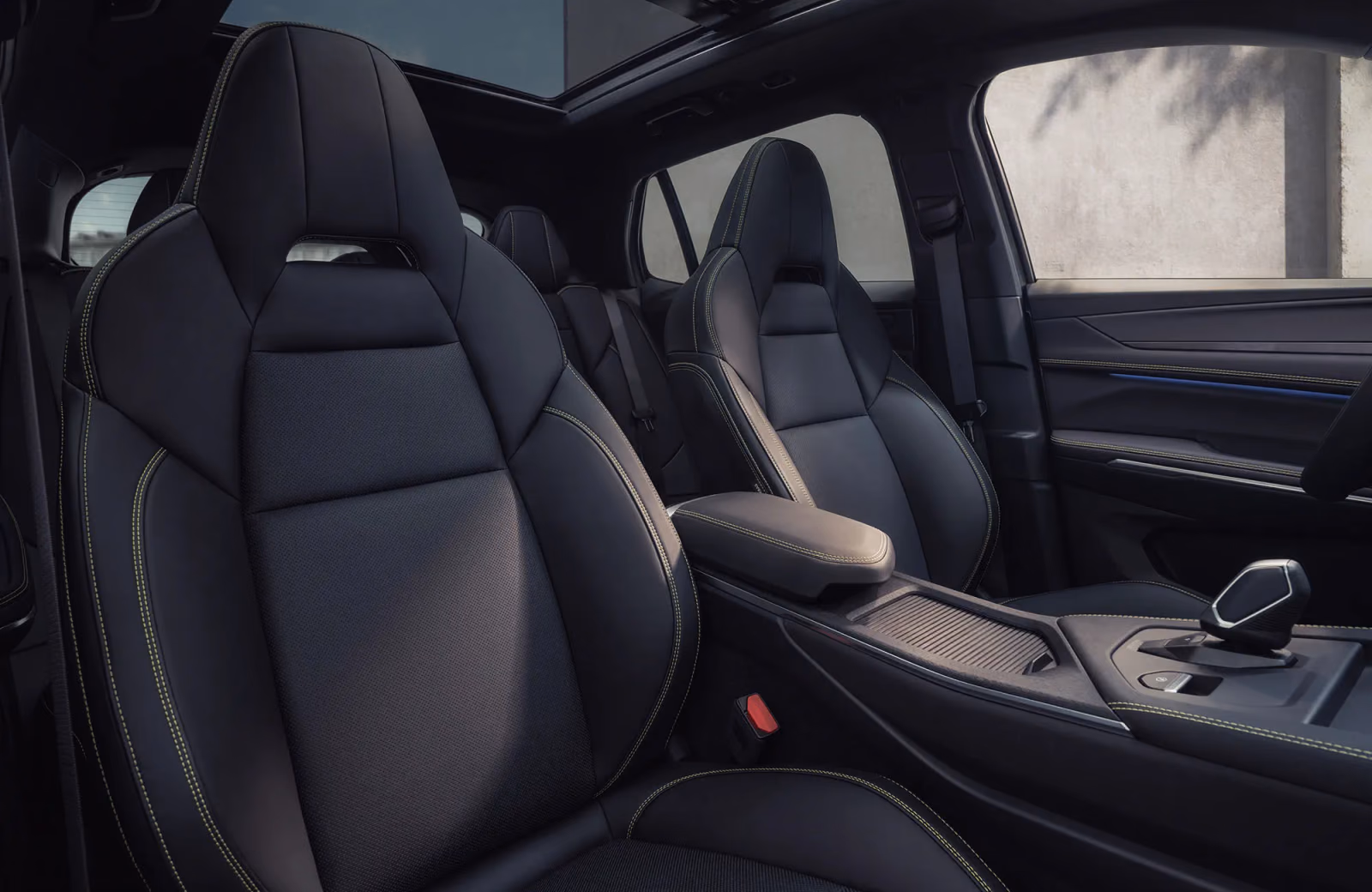 Передние кресла Lynk & Co 01