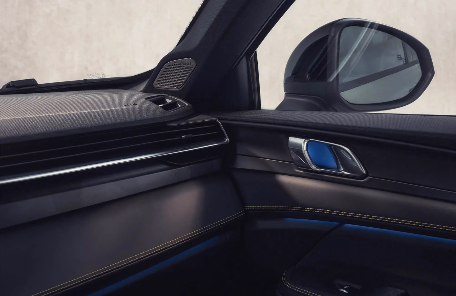 Отделка двери Lynk & Co 01