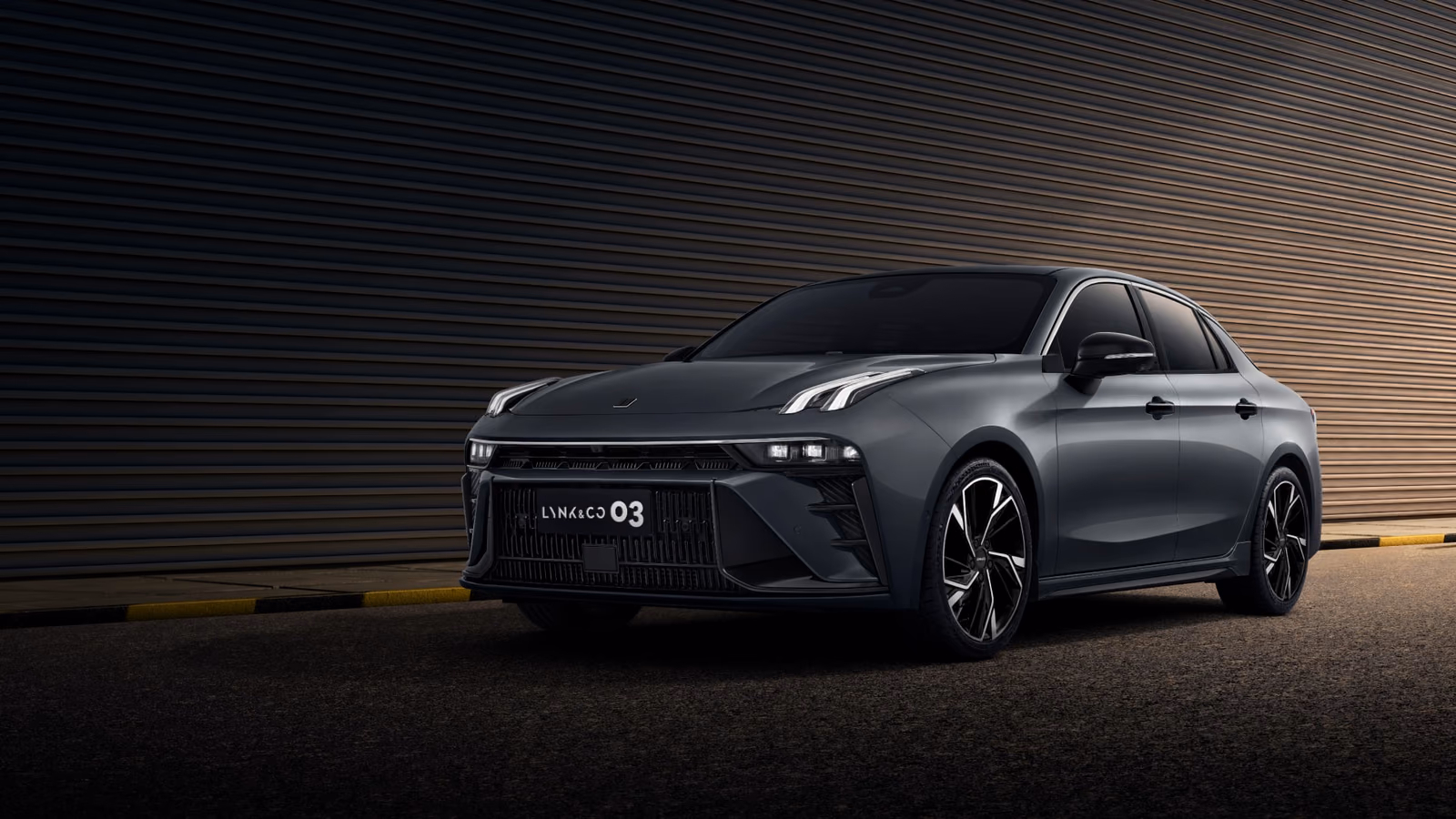 Серый Lynk & Co 03 спереди в три четверти