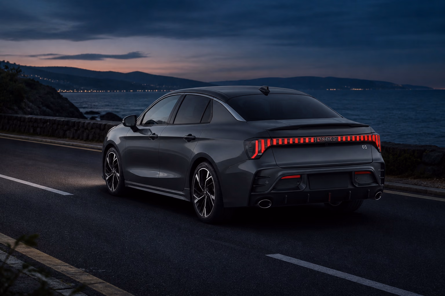 Серый Lynk & Co 03 на прибрежной дороге в синий час