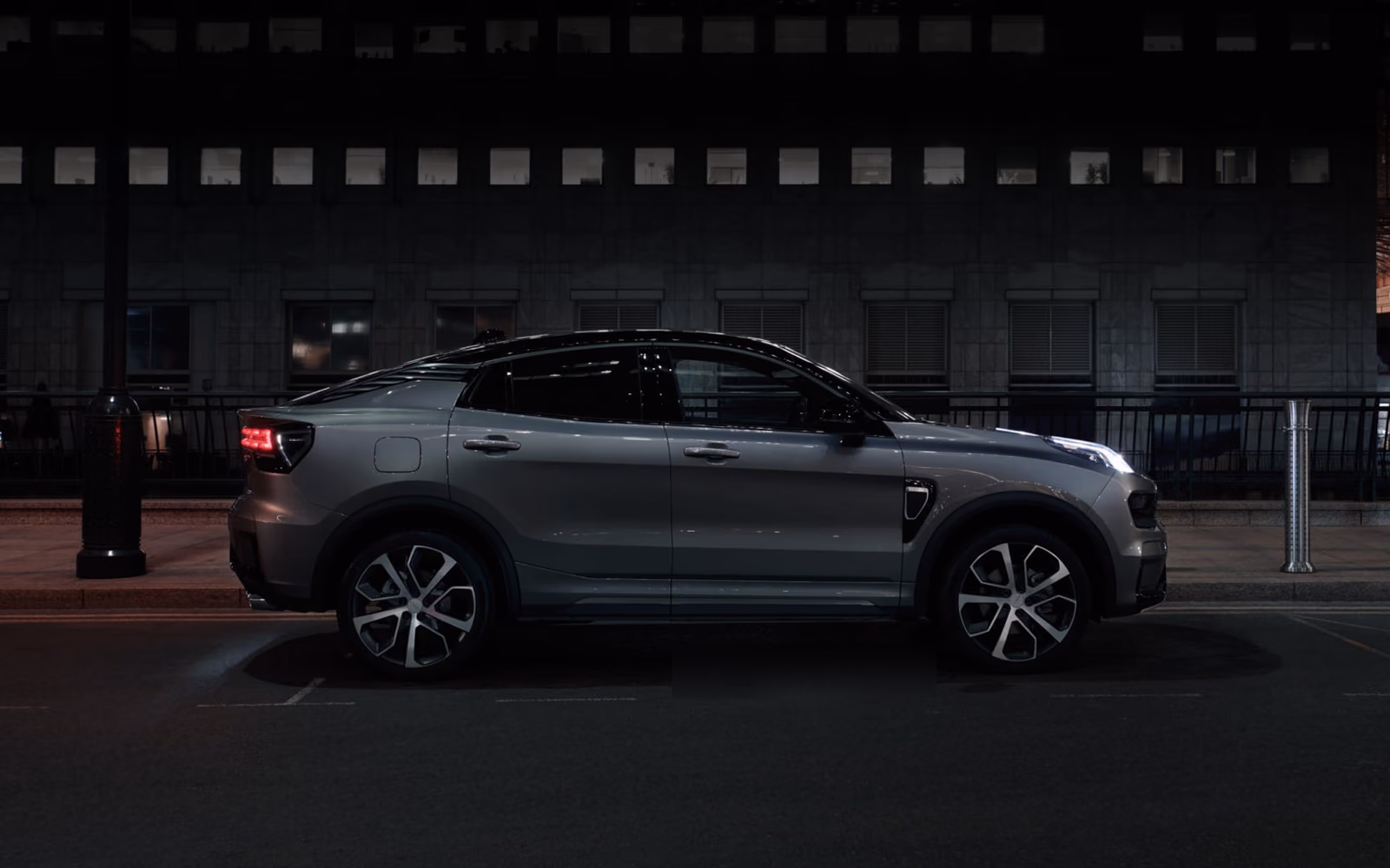 Lynk & Co 05 в профиль на ночной городской улице