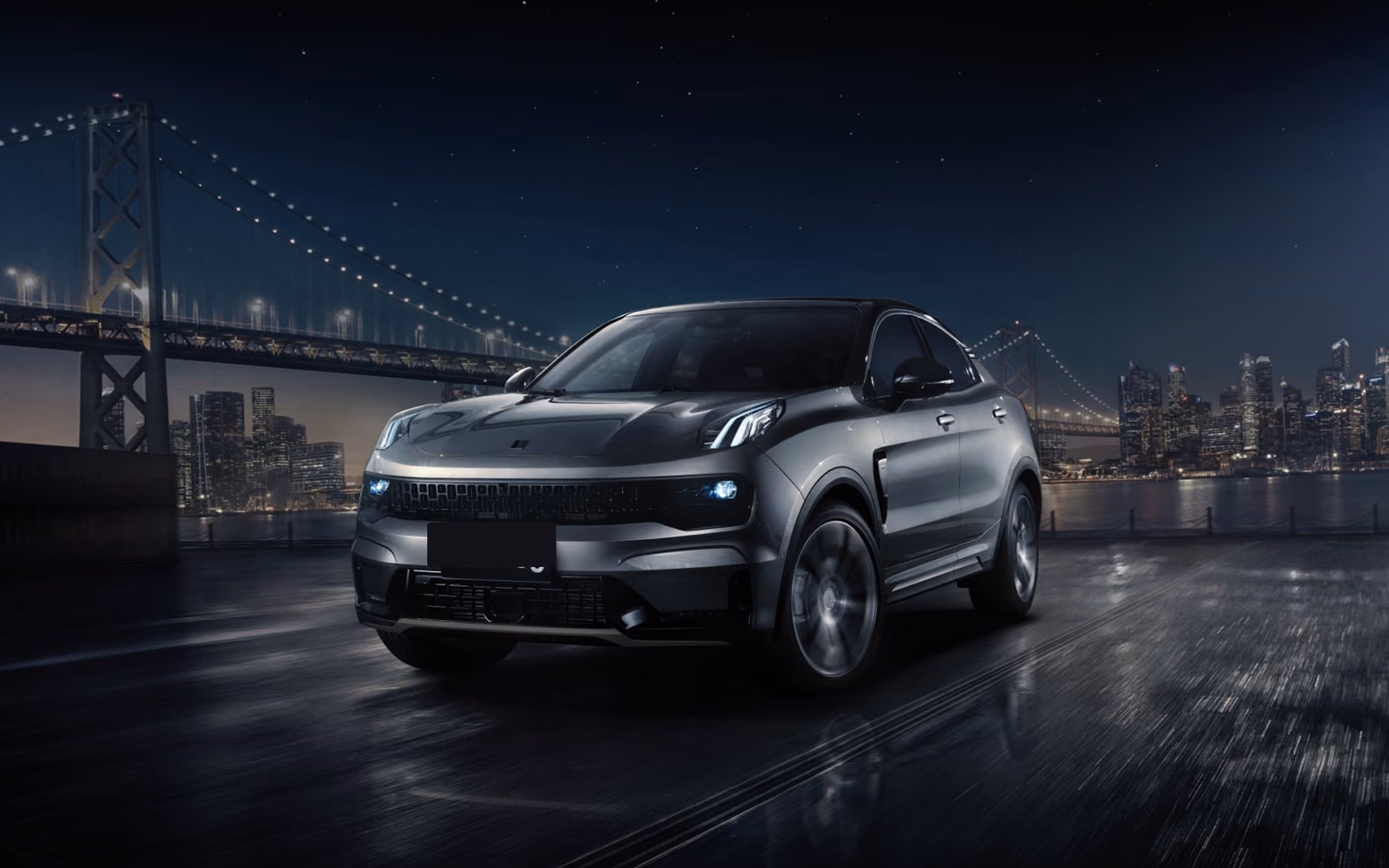 Lynk & Co 05 с включёнными раздельными ходовыми огнями и фарами